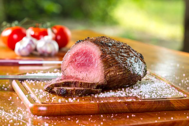 Churrasqueira a gás com 5 espetos entra em oferta e leva o churrasco de casa a outro nível