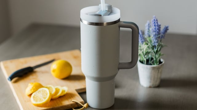 Hora de garantir sua Stanley! Copos e garrafas térmicas queridinhas da marca com até 52% de desconto