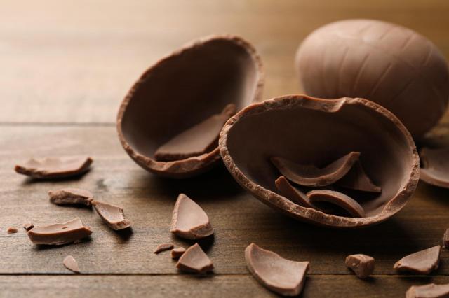 Chocolate é alvo de críticas e levanta a dúvida: ainda vale a pena comprar barras e ovos de Páscoa em 2025?