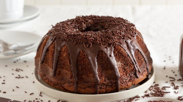 Bolo de chocolate vegano com calda que qualquer um vai se surpreender com o sabor!
