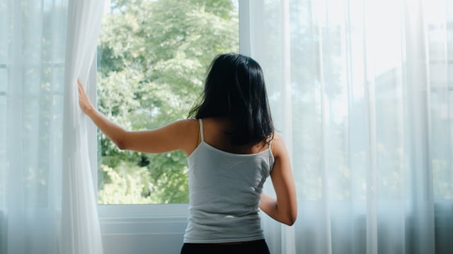 Manter esse hábito durante o inverno ajuda a renovar o ar do ambiente (Créditos: Magnific)