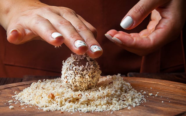 Aprendi o segredo para enrolar brigadeiro sem grudar nas mãos: o que mudei para acertar o ponto sem dificuldade