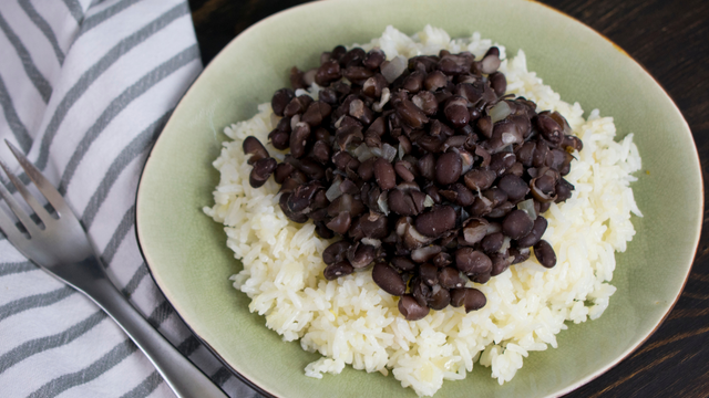 4 alimentos para colocar no arroz e no feijão para diminuir os riscos de pico de glicose