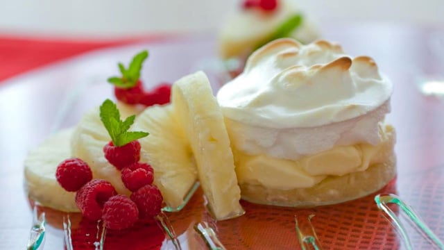 A surpresa de abacaxi é uma sobremesa para o Dia dos Pais que transforma a refeição (Créditos: TudoGostoso)