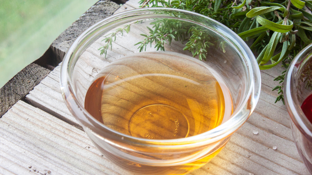 A mistura ainda perfuma a casa, neutraliza odores e pode até afastar alguns insetos de forma natural. (Créditos: Canva)