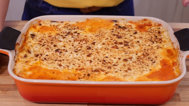 A lasanha finalizada. (Créditos: Letícia Sweet Cake/ reprodução YouTube)