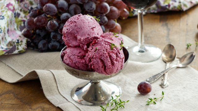 Sorvete saudável, fácil e delicioso feito com apenas 2 ingredientes: é impossível não querer fazer sempre