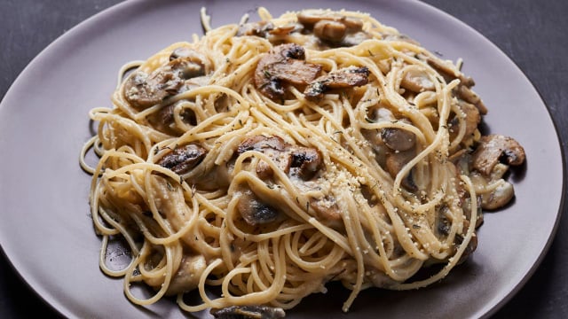 Eu fiz para o meu marido e ele achou que era de restaurante: receita fácil de macarrão com cogumelos suculentos que impressiona