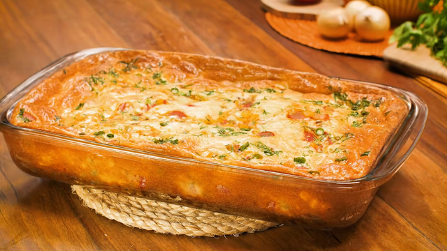 Torta de liquidificador de cachorro-quente: o lanche perfeito para ver os jogos da Copa em clima de Festa Junina!
