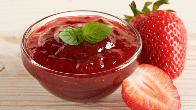 Aprenda como fazer geleia de morango sem açúcar, mas muito docinha, para comer com torradas, bolos e tortas
