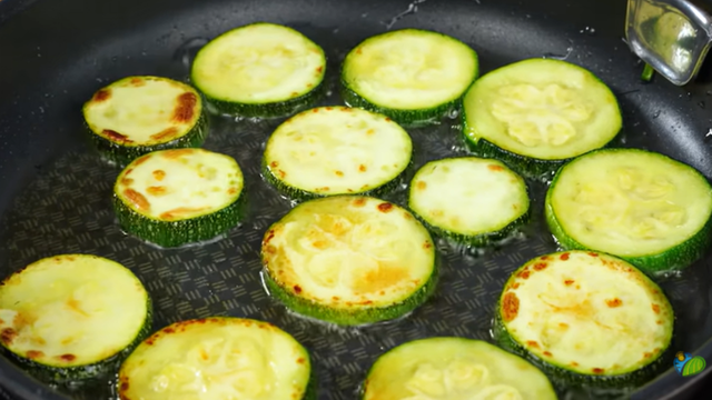 Abobrinhas cortadas em rodelas sendo fritas no azeite. (créditos: Reprodução/ Youtube Frische Rezepte) 