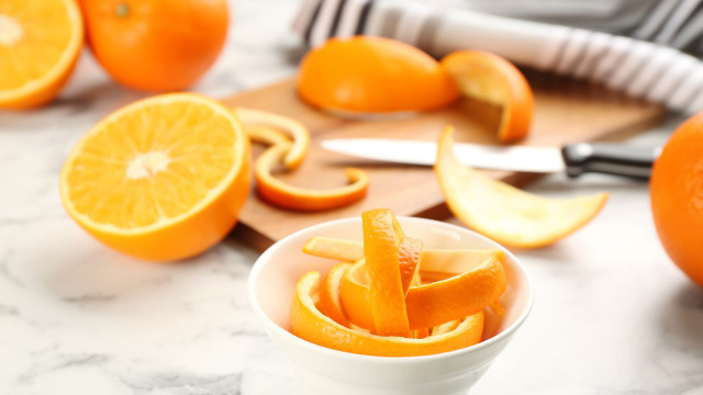 Cheiro de peixe na cozinha? O truque da casca de laranja que elimina o odor em minutos
