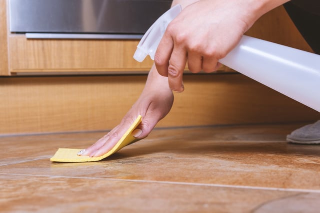 Como limpar o óleo que caiu no chão? Truque simples vai deixar o piso da cozinha sem sujeira!