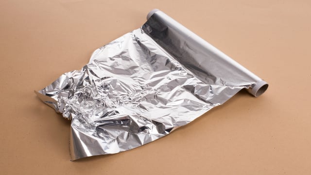 Adeus ferrugem: truque simples com papel alumínio deixa o aço brilhando como novo