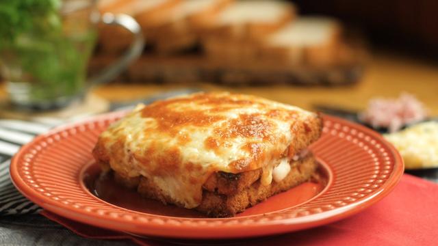 Croque Monsieur é uma receita de café da manhã ao estilo francês (Créditos: TudoGostoso)