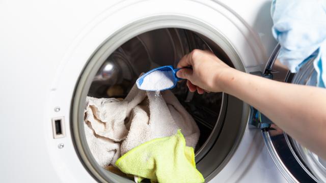 O truque simples com sal que as lavanderias não querem que você descubra: ele deixa a roupa branca como no primeiro dia
