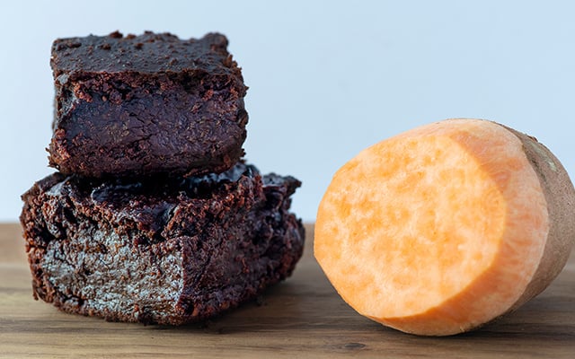 Nem farinha, nem açúcar: o segredo para o brownie mais úmido da sua vida está na batata-doce (pode acreditar!)