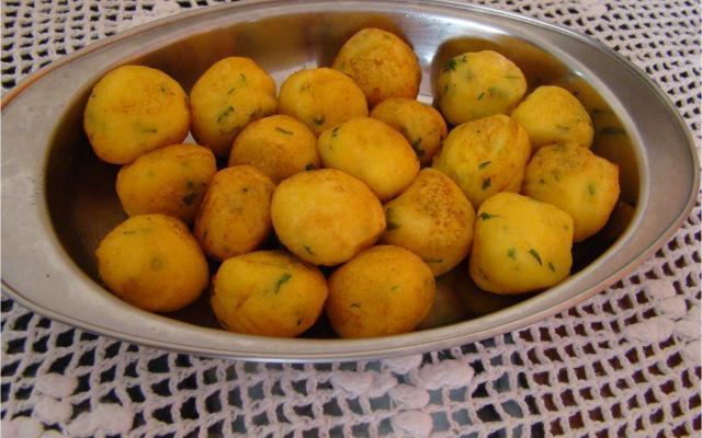 A mandioquinha, também conhecida como batata-baroa e batata-salsa, é a estrela desse salgado maravilhoso (Créditos: Aline/TudoGostoso)