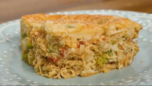 Tem frango sobrando na geladeira? Essa torta de liquidificador é a receita perfeita para uma refeição prática e saborosa