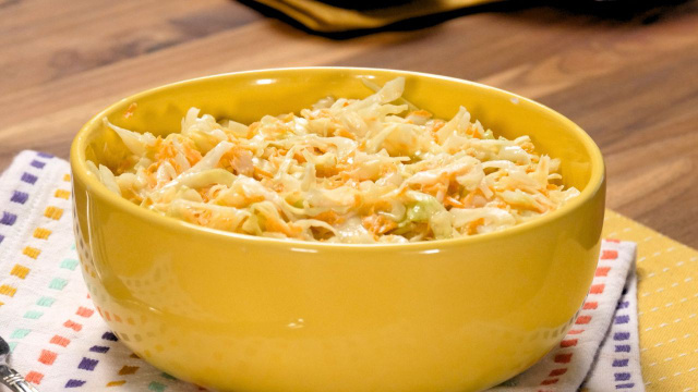 Testei um vinagrete de repolho com um ingrediente inusitado e virou queridinho dos churrascos aqui em casa