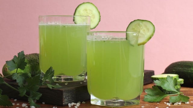 Duas unidades de suco detox de pepino com rodelas do ingrediente (Créditos: Shutterstock)