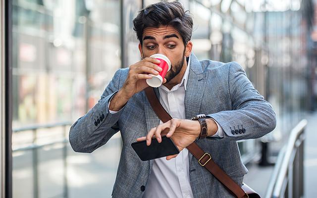 É isso que acontece com o corpo se tomar café depois das 15h: "O organismo precisa de 5 horas para eliminar metade da cafeína que você tomou"