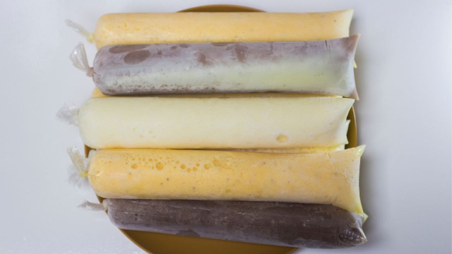 Unidades de sacolé de diversos sabores empilhados em prato (Créditos: Shutterstock)