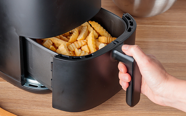 Larissa Amorim, nutricionista: "'Ah, eu vou comprar a batata já congelada e fazer na airfryer'. É menos pior, mas ela já passa por um processo de fritura para ser congelada. Então o que é o ideal?"