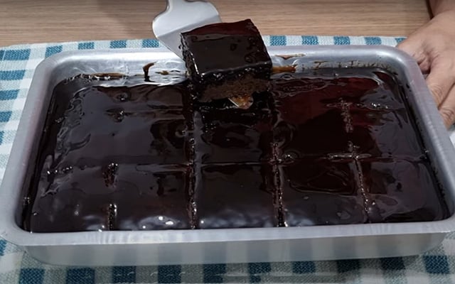 Nem ovo, nem leite: bolo de chocolate com massa de liquidificador como você nunca viu
