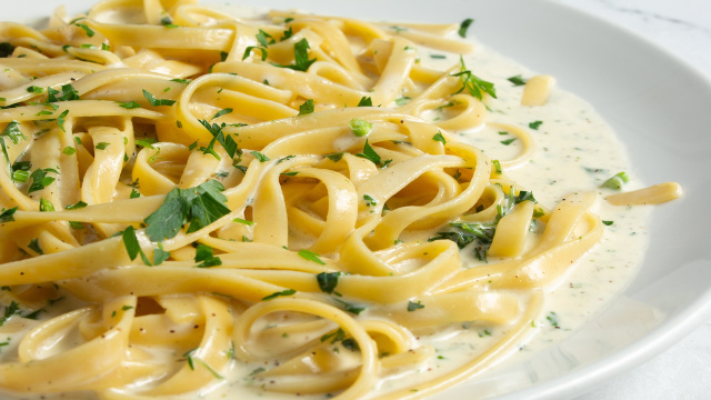 Como fazer molho Alfredo: a receita para acompanhar massa com 5 ingredientes e em 7 minutos