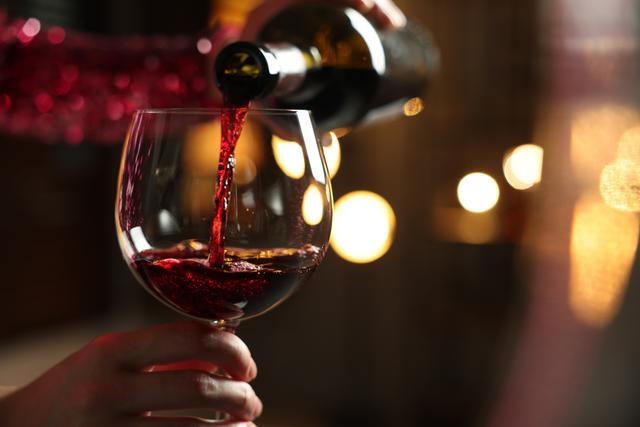 Quando posso devolver o vinho no restaurante após prová-lo? Expert em etiqueta tem a resposta