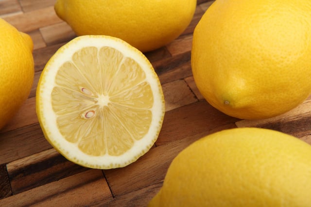 O limão siciliano se destaca por seu aroma marcante e sabor mais suave, perfeito para receitas mais sofisticadas (Créditos: Shutterstock)