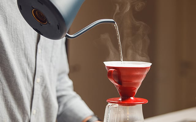 O jeito de despejar a água pode transformar seu café coado; descubra o truque que faz diferença
