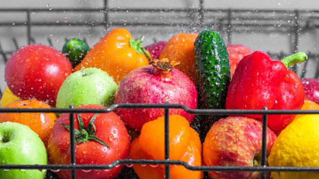 Pode lavar frutas na lava-louças? Veja o que dizem os especialistas sobre o uso da máquina para higienizar alimentos