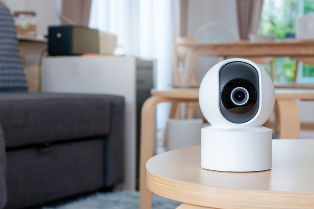 A câmera 360° que permite acompanhar sua casa direto do celular está com quase 50% OFF