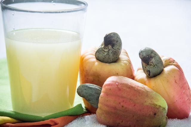 O caju é uma fruta diferente que pode ser o suco perfeito para seu próximo preparo (Créditos: TudoGostoso)