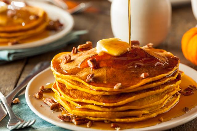 Panqueca com caramelo? Só que não! Na indústria publicitária, óleo de motor pode ser usado para simular cobertura. (Crédito: Shutterstock)