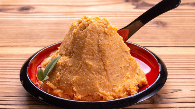 Missô, pasta de soja fermentada, em um recipiente (Créditos: Canva)