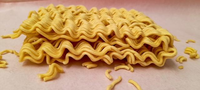 Miojo é preparo rápido para aquela refeição vapt-vupt e pode ser feito tanto no micro-ondas quanto na airfryer. (Crédito: Shutterstock)