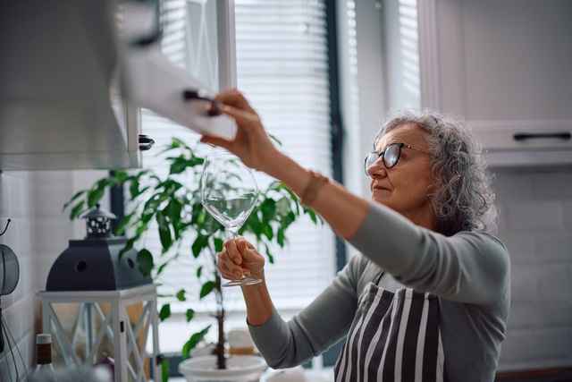 Sou designer de interiores e garanto: "À medida que envelhecemos, os utensílios de cozinha não podem ficar nivelados com o chão"