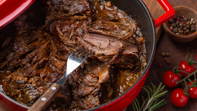 O bicarbonato de sódio ajuda a deixar bifes e tiras de cortes mais firmes macios e suculentos. (créditos: Shutterstock)