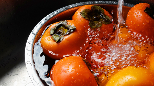 Sempre despejo água fervente nos caquis antes de comer: é um truque que aprendi com uma vendedora do hortifruti