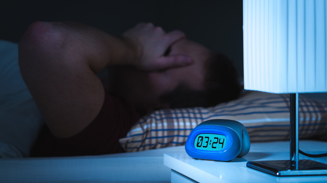 Psicóloga do sono alerta: dormir só quatro horas tem o mesmo efeito que beber seis cervejas