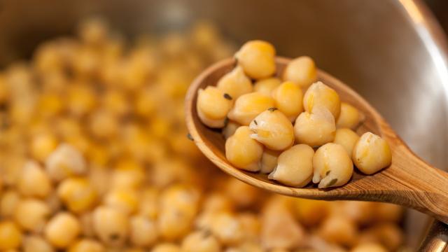 O grão-de-bico na panela de pressão é simples de fazer e muito nutritivo (Créditos: Shutterstock)