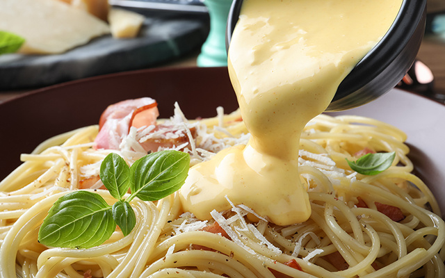 Nem leite, nem creme de leite, nem farinha: o segredo para o molho de queijo perfeito está na ciência