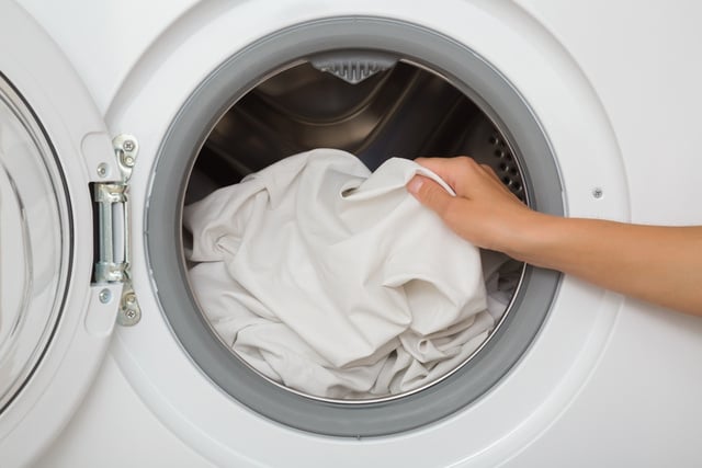 Excesso de sabão, máquina cheia e mistura de cores estão entre os erros que podem deixar as peças brancas com aspecto encardido. (créditos: Shutterstock)
