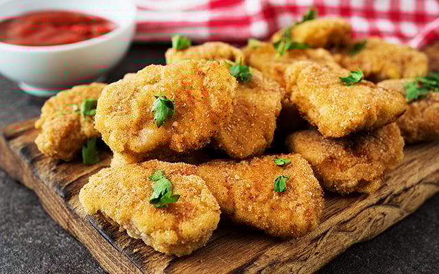 O truque para fazer frango empanado crocante não está no óleo, mas neste ingrediente simples