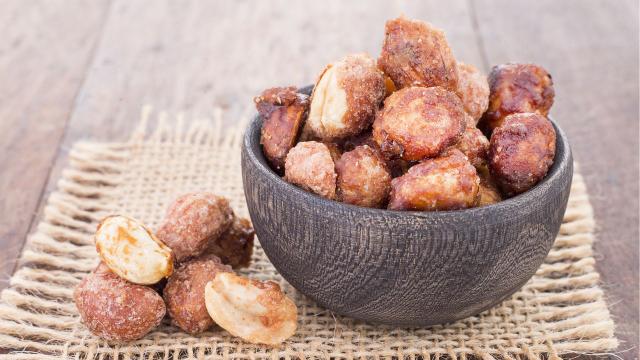 Esse amendoim açucarado precisa de apenas três ingredientes para ficar uma delícia (Créditos: Shutterstock)
