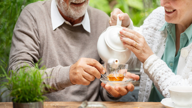 Nem todo cafezinho ajuda: estudo revela que chá fortalece os ossos das idosas, enquanto a bebida com cafeína pode fragilizar