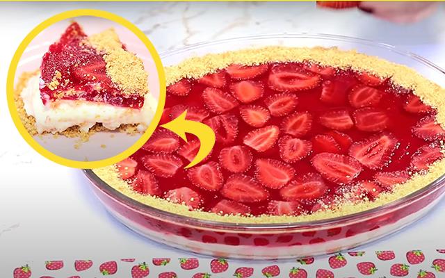 Torta espelhada de morango na travessa salva a sobremesa de qualquer ocasião: doce lindo e fácil de fazer